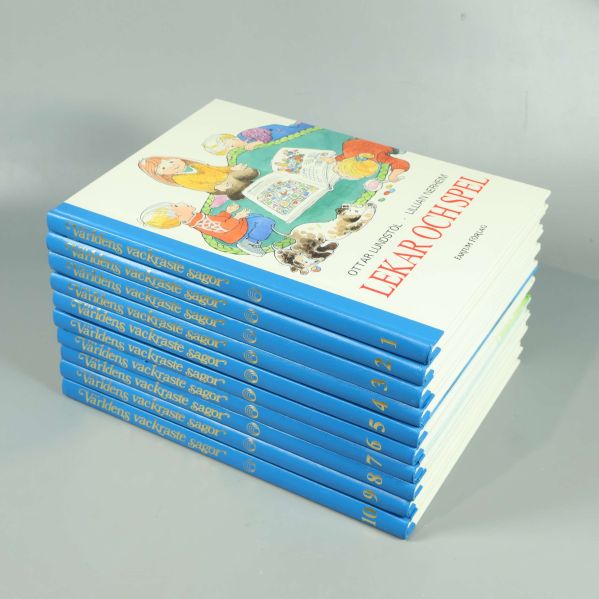 Staplad hög med tio sagoböcker, blå ryggar med gul text