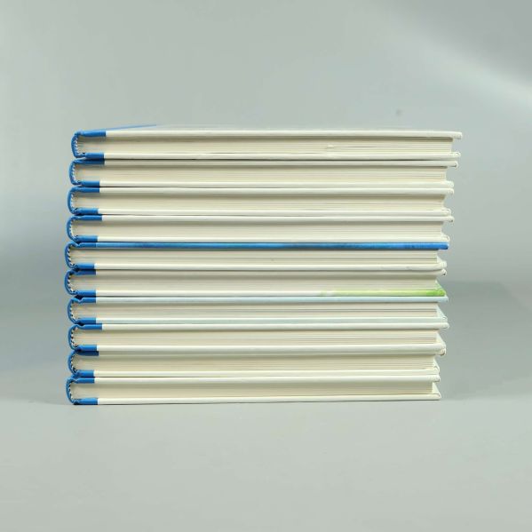 Sagoböcker staplade med ryggarna mot betraktaren