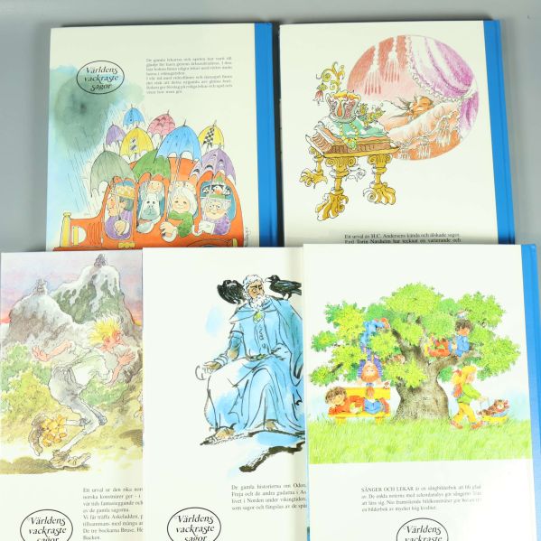 Baksidor på sagoböcker med färgglada illustrationer och text