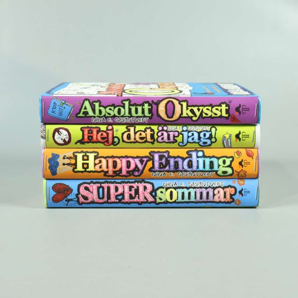 Fyra böcker staplade med titlarna på ryggarna i fokus