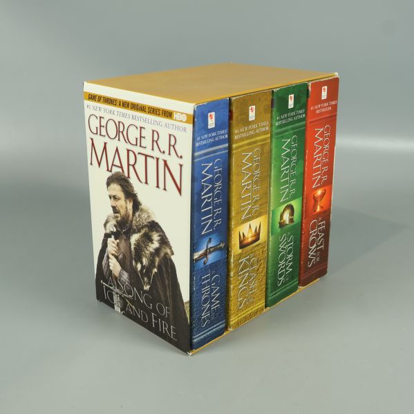 Fyra Game of Thrones böcker i färgstark box med omslag av George R.R. Martin