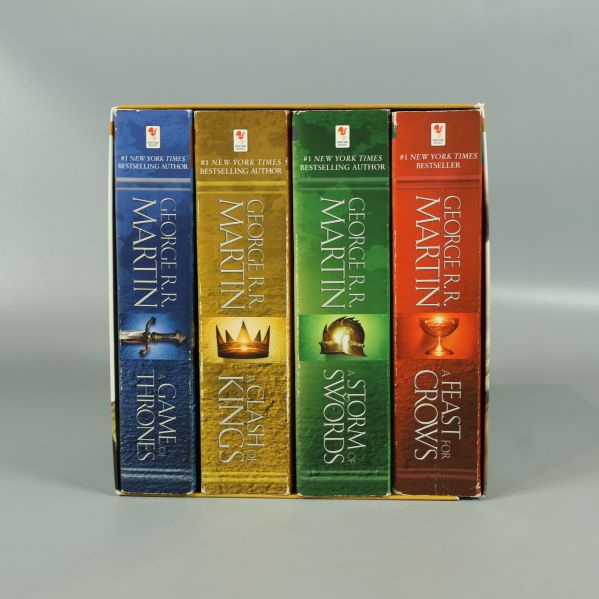Fyra ryggar på Game of Thrones böcker med individuella färger