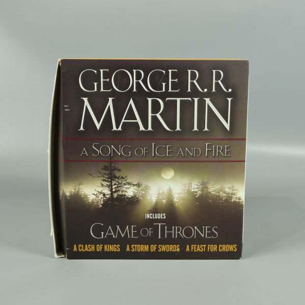 Framsida av box med George R.R. Martin och A Song of Ice and Fire logga
