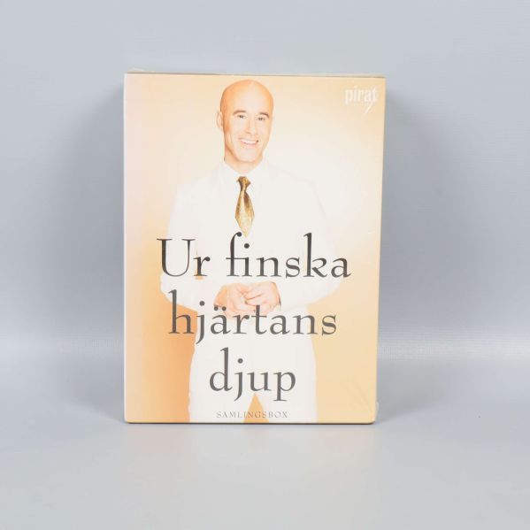 Framsidan av samlingsboxen Ur finska hjärtans djup med porträtt av Mark Levengood