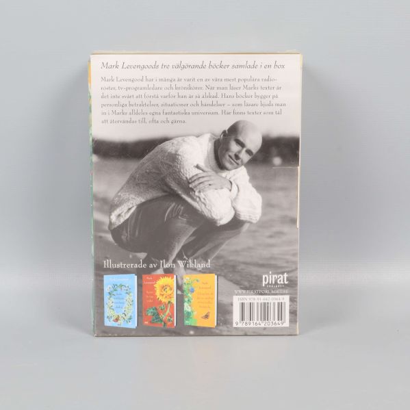 Baksidan av samlingsbox Ur finska hjärtans djup med författartext och illustrationer