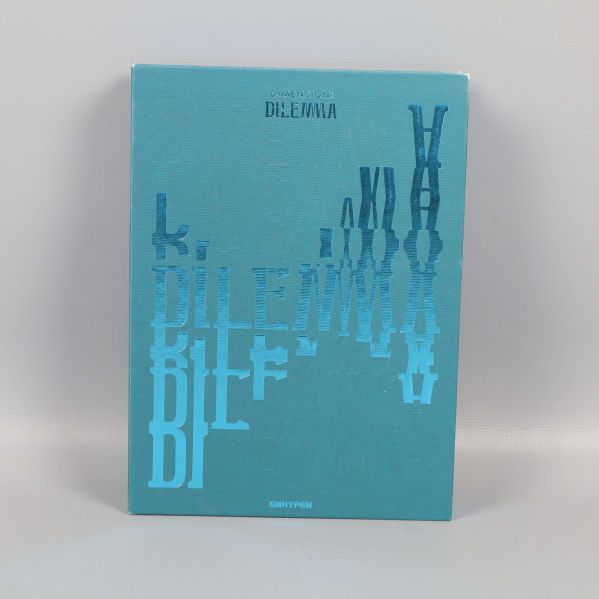 Framsida av Dimension: Dilemma album med metallic blått omslag och tryckt ENHYPEN