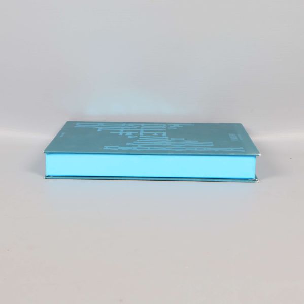 Album liggande sett från sidan, visar hela undersidan av boxen