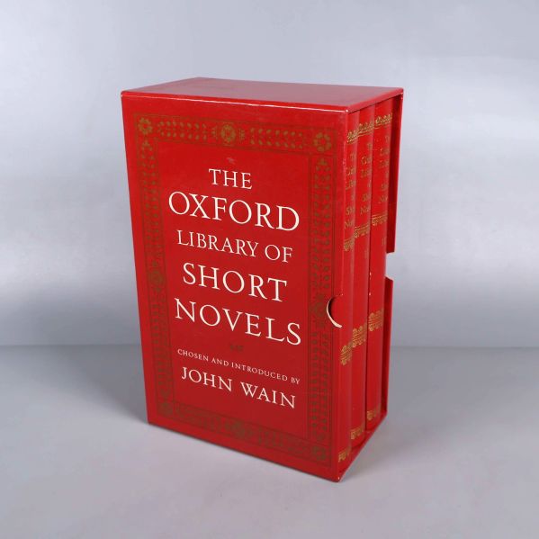 Samlingsbox med The Oxford Library of Short Novels i röd design