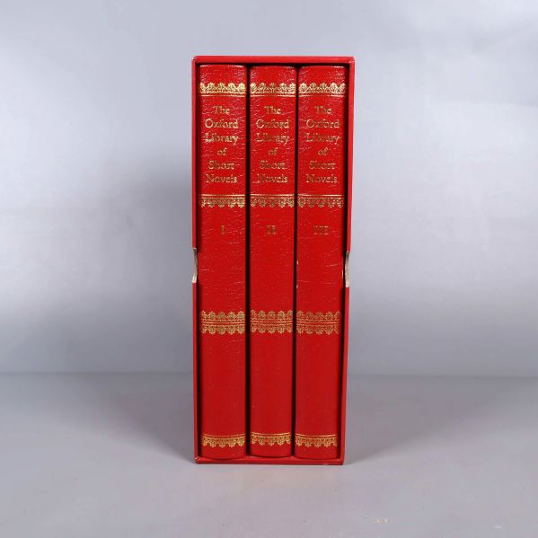 Tre röda böcker i boxen The Oxford Library of Short Novels