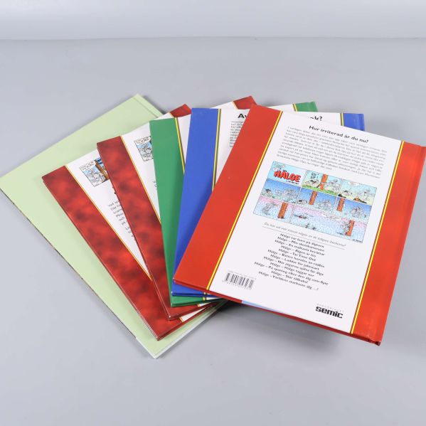 Baksidor på Hälge-böcker med texter och seriebilder