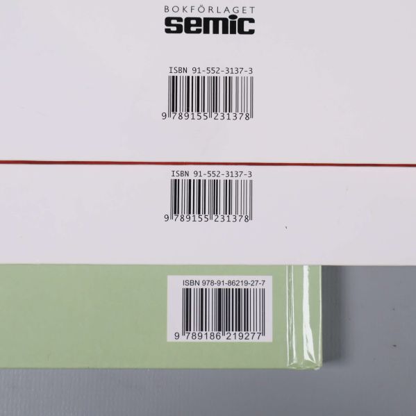 Närbild på två ISBN-koder på baksidan av Hälge-böcker