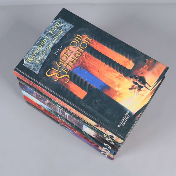 Stapel med sex böcker från Kriget om rämnan med synliga bokomslag