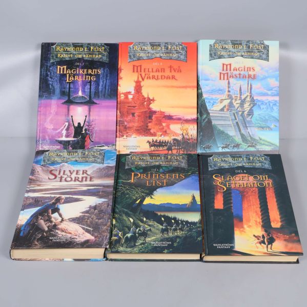 Sex böcker från Kriget om rämnan utspridda med framsidorna uppåt