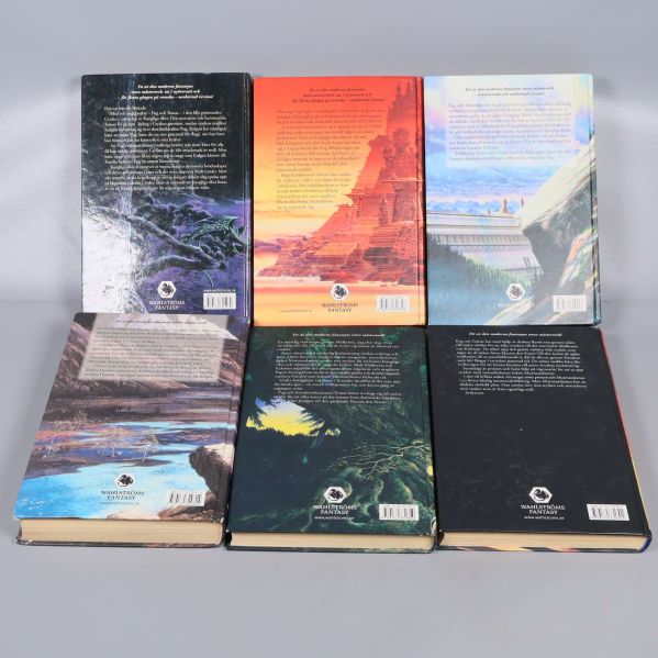 Baksidor av sex böcker från Kriget om rämnan med text och logotyper