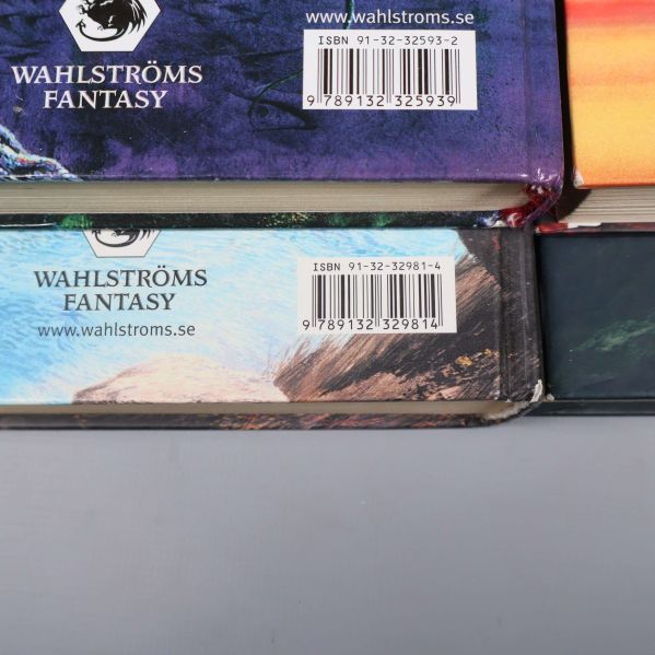 Närbild på två bokryggar med ISBN-nummer och Wahlströms Fantasy-logotyp