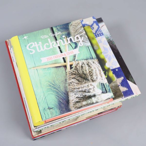 Hög med flera stickböcker, översta boken om stickning av Rita Taylor