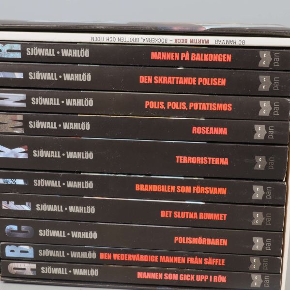 Ryggen på böckerna med titlar och författarnamn tydligt synliga