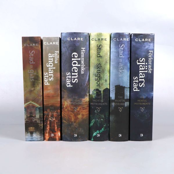 Sex böcker av Mortal Instruments-serien arrangerade med synliga ryggar