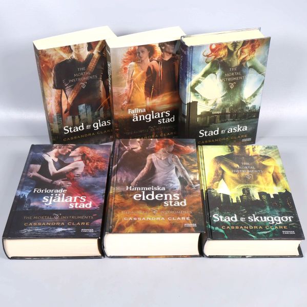 Framsidor på sex böcker ur Mortal Instruments-serien av Cassandra Clare