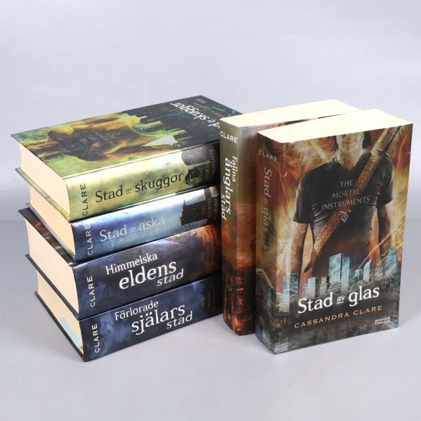 Fem av Mortal Instruments-böckerna staplade plus en stående bok
