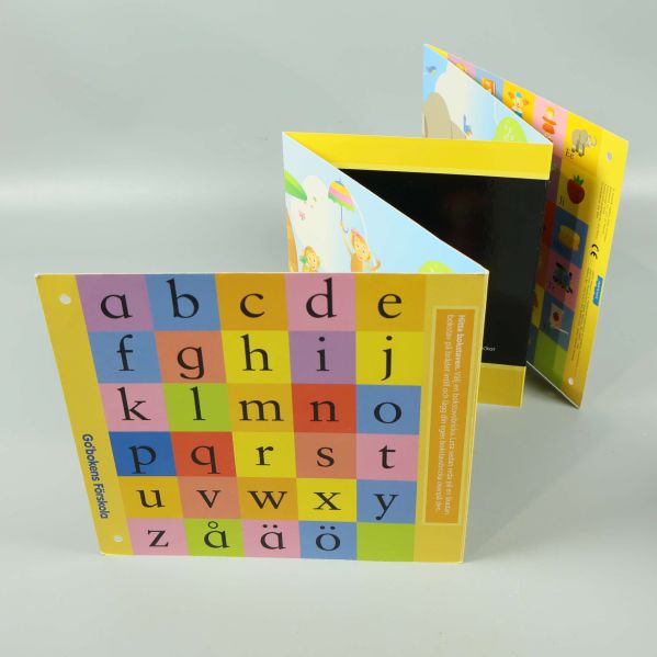 Färgglada spelkort med bokstäver samt bilder från bokpaketet