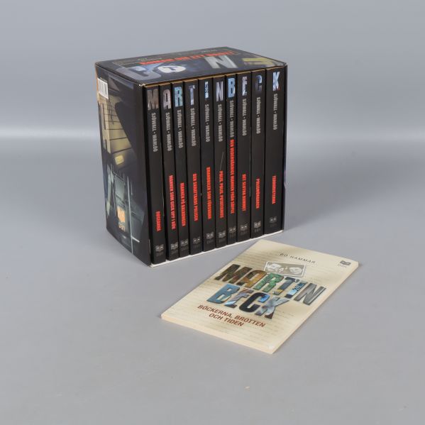 Samlingsbox med böckerna om Martin Beck och ett häfte bredvid