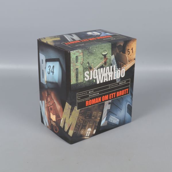 Närbild på boxen med Sjöwall Wahlöö och Roman om ett brott