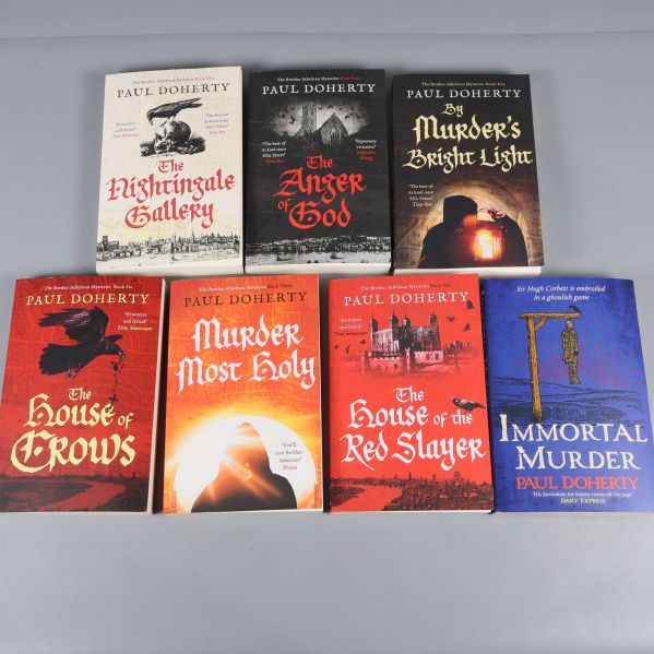 Alla sju böcker av Paul Doherty upplagda med framsidan uppåt, omslag i olika färger