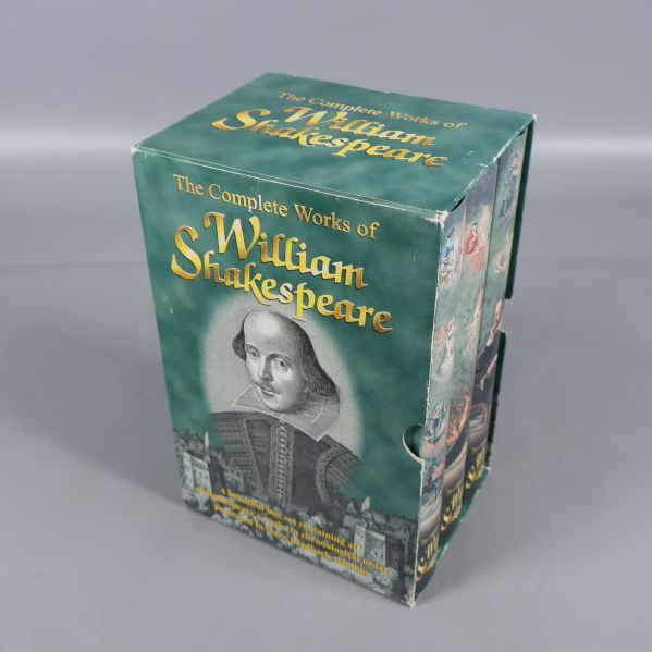 Samlarbox med tre böcker The Complete Works of William Shakespeare med grönt omslag
