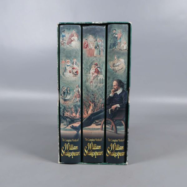 Tre uppställda volymer av The Complete Works of William Shakespeare med illustrerade ryggar