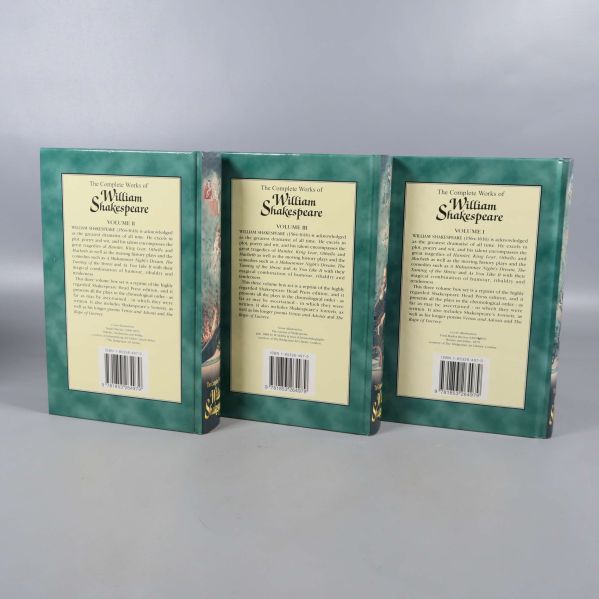 Tre baksidor av The Complete Works of William Shakespeare med streckkoder och ISBN synliga
