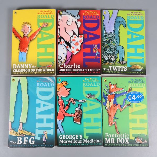 Sex böcker av Roald Dahl med fram­sidor i olika färger