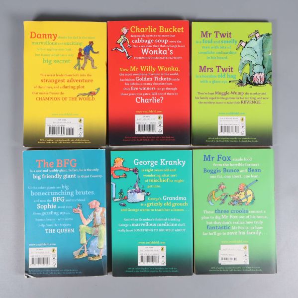 Baksidor av sex olika Roald Dahl-böcker i samlingen