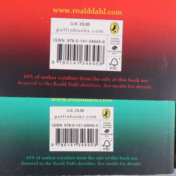 Närbild på två andra ISBN-etiketter från böcker i samlingen