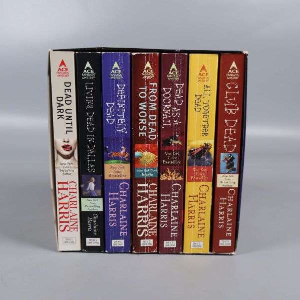 Framifrån vy av sju Sookie Stackhouse pocketböcker i box