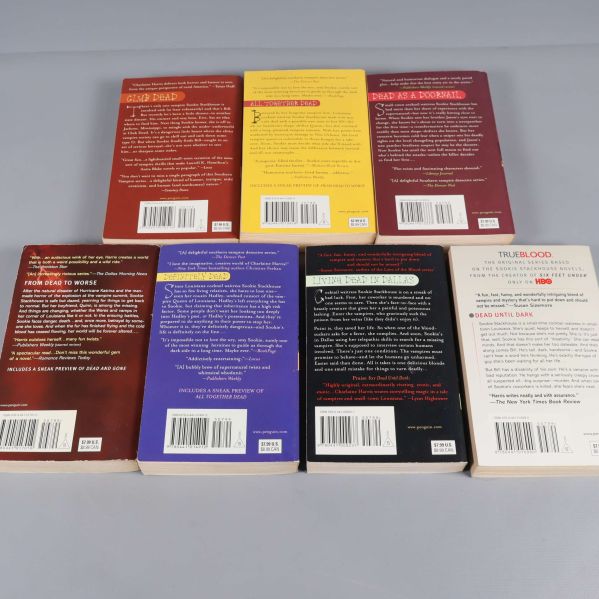 Baksidor av sju Sookie Stackhouse böcker med ISBN och beskrivning