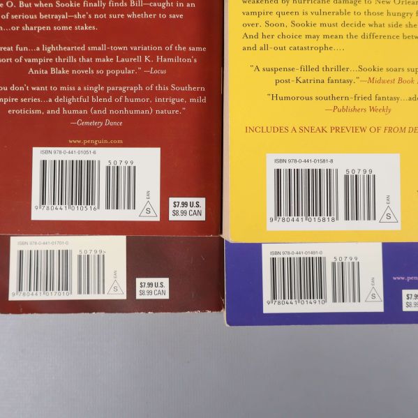 Närbild på ISBN-nummer och streckkoder på fyra böcker