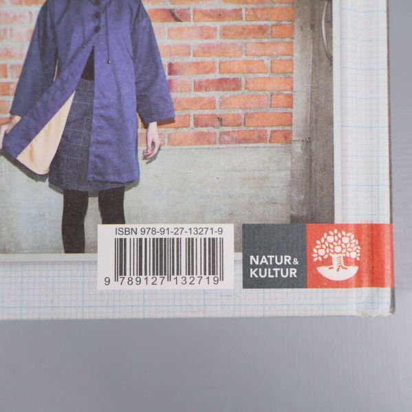 Närbild på ISBN på baksidan av boken