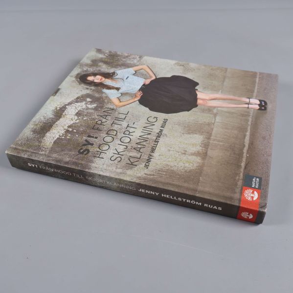 Boken ur vinkel med synlig rygg och omslag