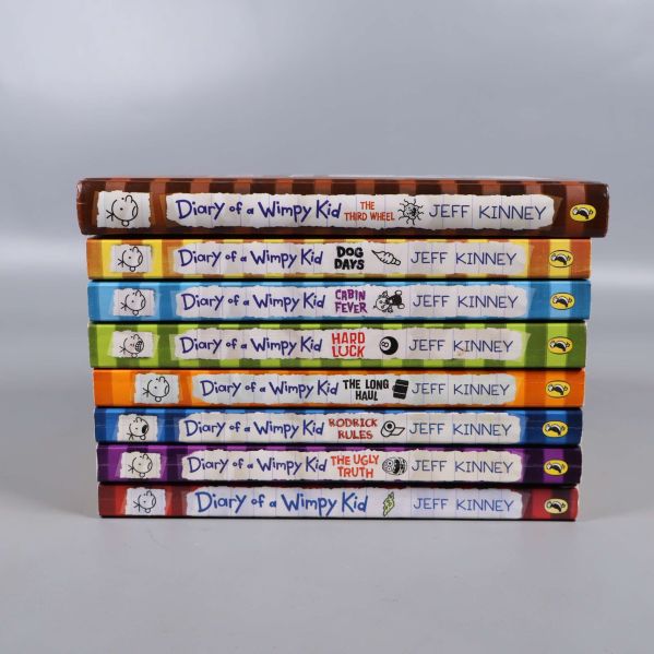 Bokryggar av åtta Diary of a Wimpy Kid-böcker i olika färger