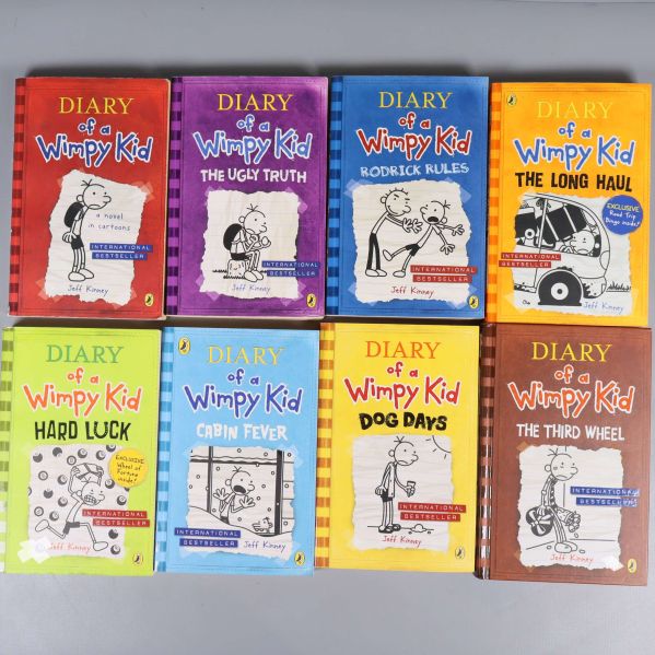 Alla åtta Diary of a Wimpy Kid-böcker liggande med framsidor upp