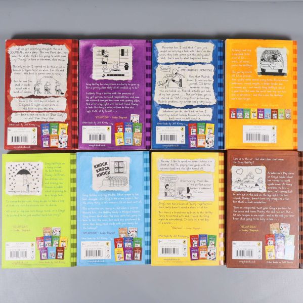 Baksidor med text och illustrationer på åtta Diary of a Wimpy Kid-böcker