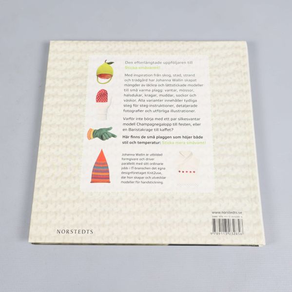 Bokens baksida med beskrivande text och illustrationer på stickade plagg