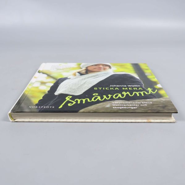 Boken fotograferad från sidan i liggande läge