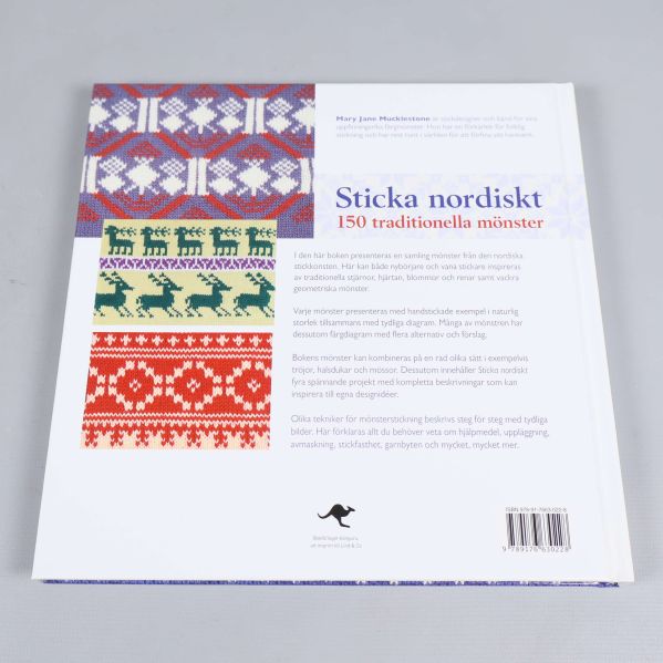 Bokens baksida med flerfärgade stickmönster och beskrivning