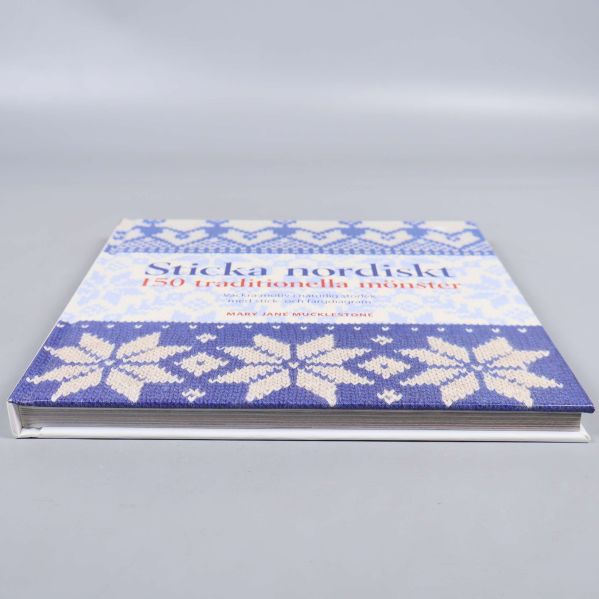 Boken Sticka nordiskt sedd från sidan med tjocklek och mönstrat omslag
