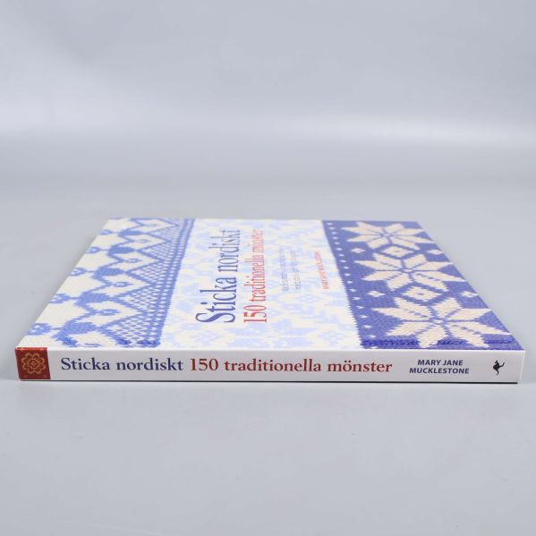 Bokens rygg med titeln Sticka nordiskt 150 traditionella mönster