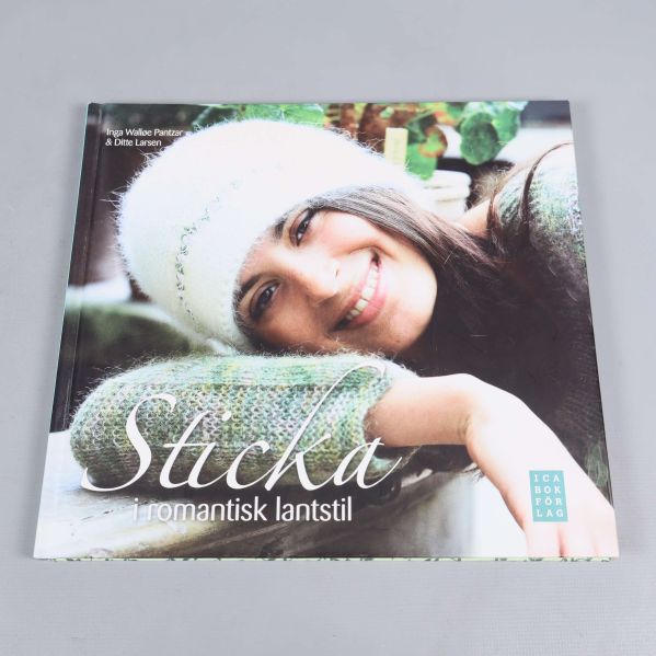 Framsida på boken Sticka i romantisk lantstil med en leende person i stickade plagg