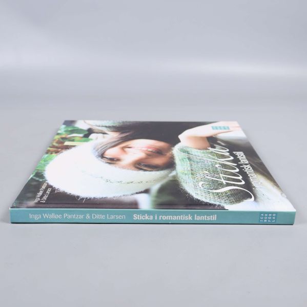 Bokrygg med titel och författare tydligt synlig