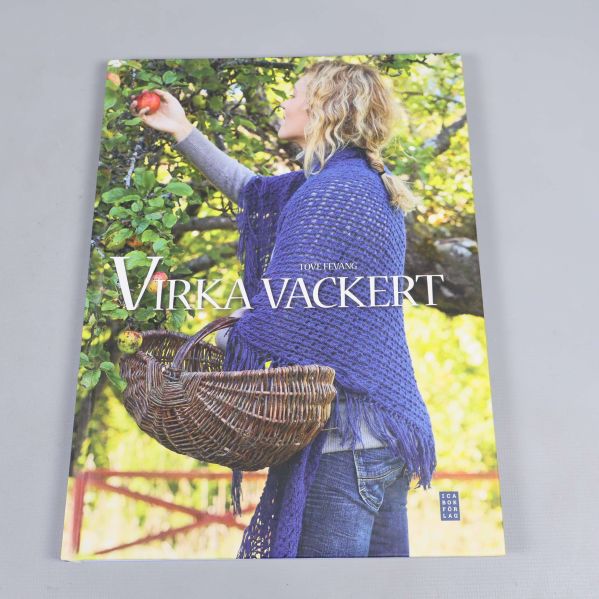 Framsida av boken Virka vackert, kvinna i blå sjal plockar äpple